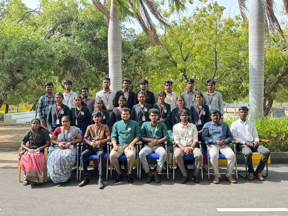 Students, faculty and the Alfrah Cognix team on a college campus